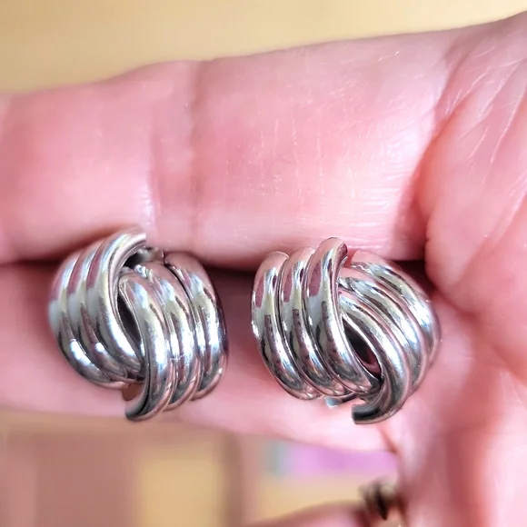 Knot Design Stud Earrings Silvertone For Pierced Ears NEW - Picture 2 of 5